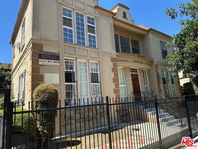 Building Photo - 925 S Hobart Blvd