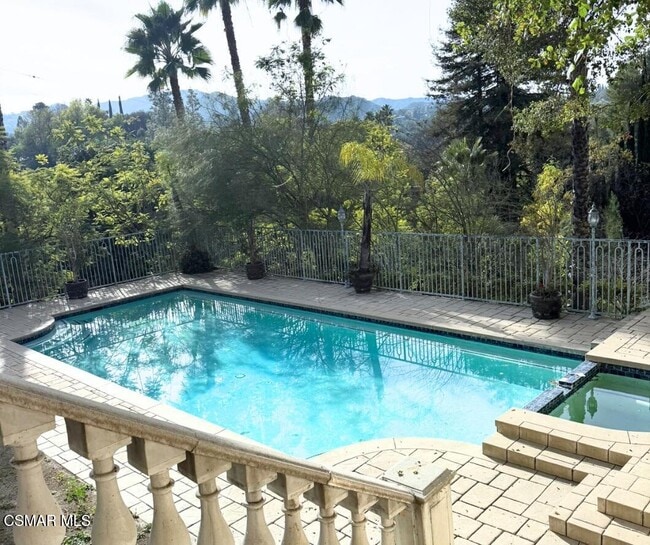 Building Photo - 4440 Hayvenhurst Ave