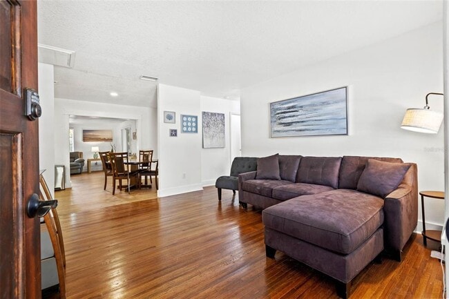 Building Photo - 104 N Cirus Ave