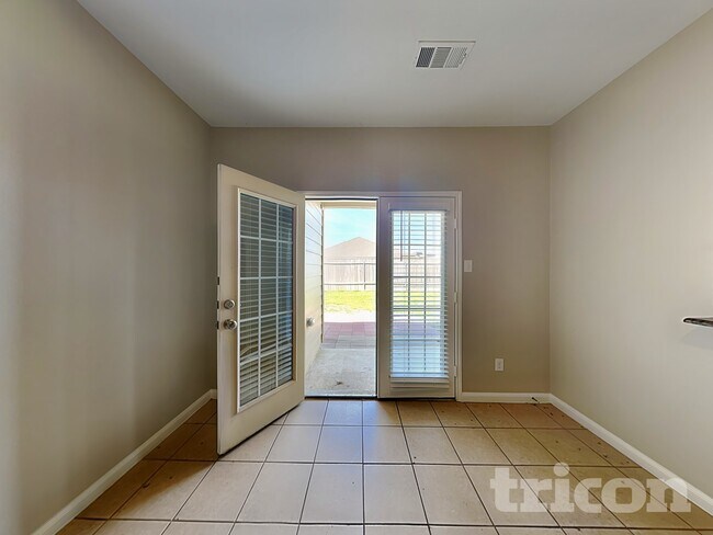 Foto del edificio - 213 Lamont Rd