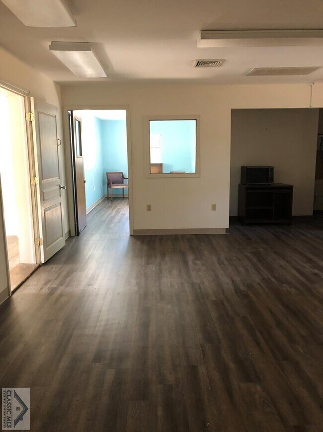 Building Photo - 1684 S Barnett Shoals Rd