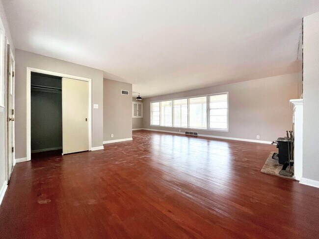 Building Photo - Beautiful 3 Bed 1 Bath Home
