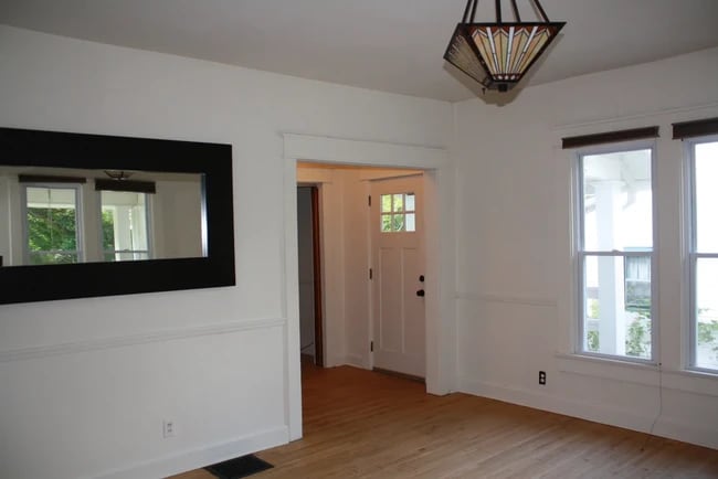 Building Photo - 1004 E 2nd St