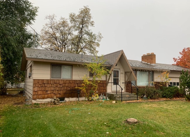 202 Hillcrest Dr