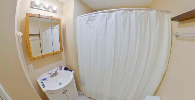 Building Photo - Great Location! 2 Blocks to Campus + Pet-F...