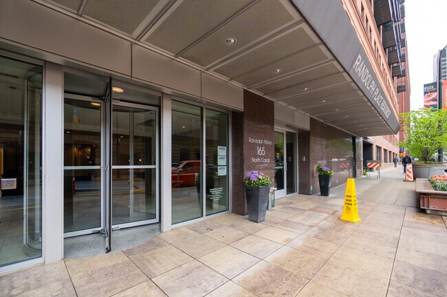 Foto del edificio - 165 N Canal St