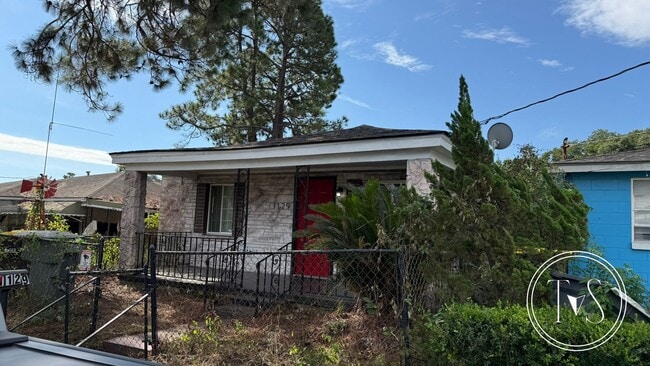 Building Photo - 1129 Darwin St