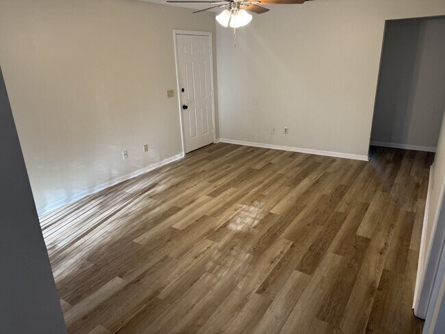 Foto del edificio - Two bedroom two bath ground floor townhome