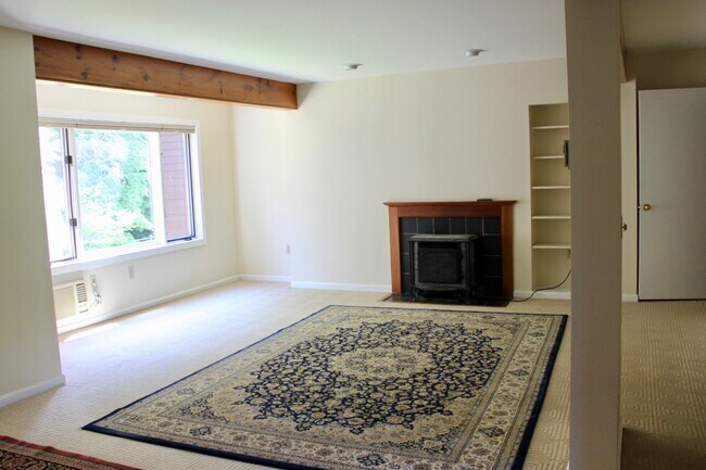 Building Photo - 500 Acorn Ln