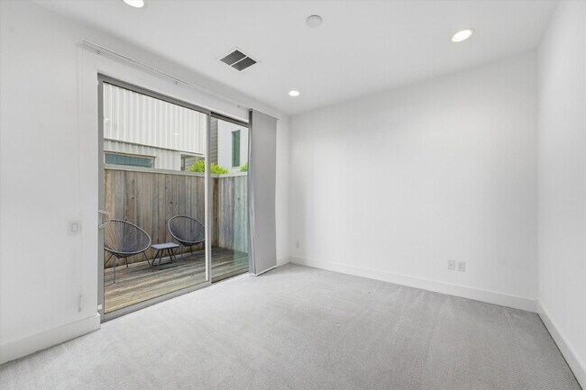 Foto del edificio - 1155 W 17th St