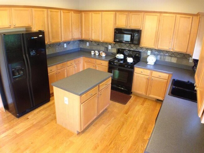 Building Photo - 5140 Oak Hill Terrace