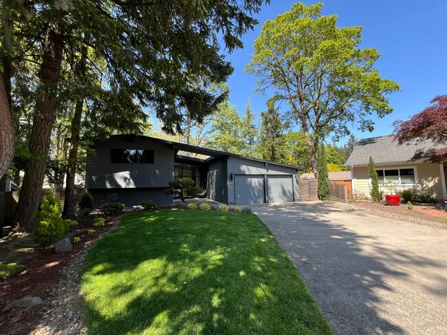 Foto del edificio - Midcentury modern 4-bedroom, 3-bathroom ho...