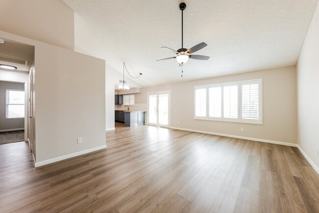 Building Photo - 515 W Montoya Ln