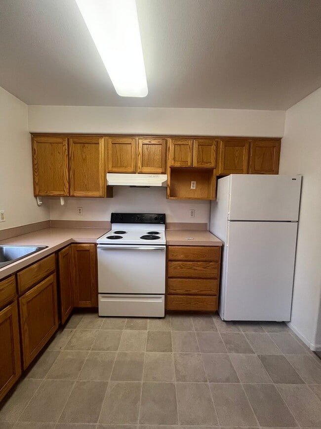 Foto del edificio - 2-Bedroom 1-Bathroom Apartment in 3 unit b...