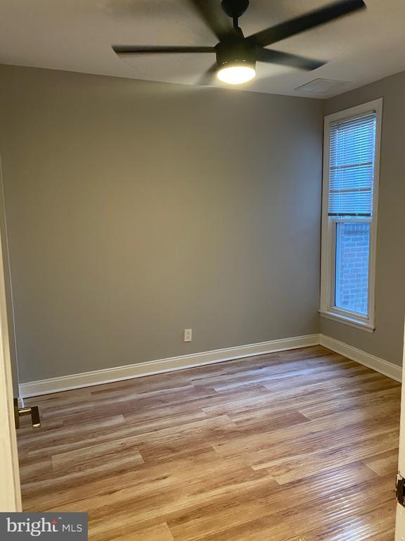 Foto del edificio - 400-18 W Walnut Ln