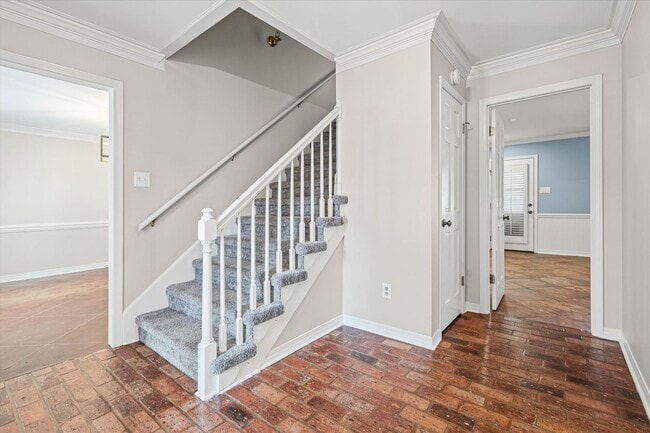 Building Photo - Spacious 4 Bedroom in Desirable Hickory Ridge