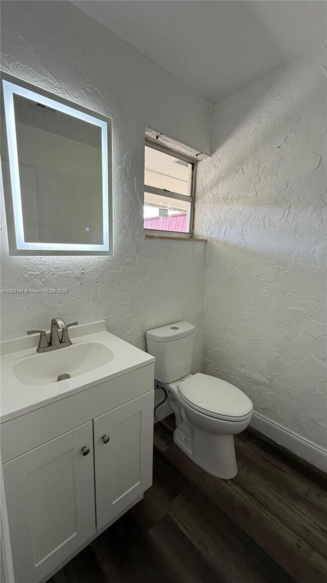 Foto del edificio - 1400 NE 191st St