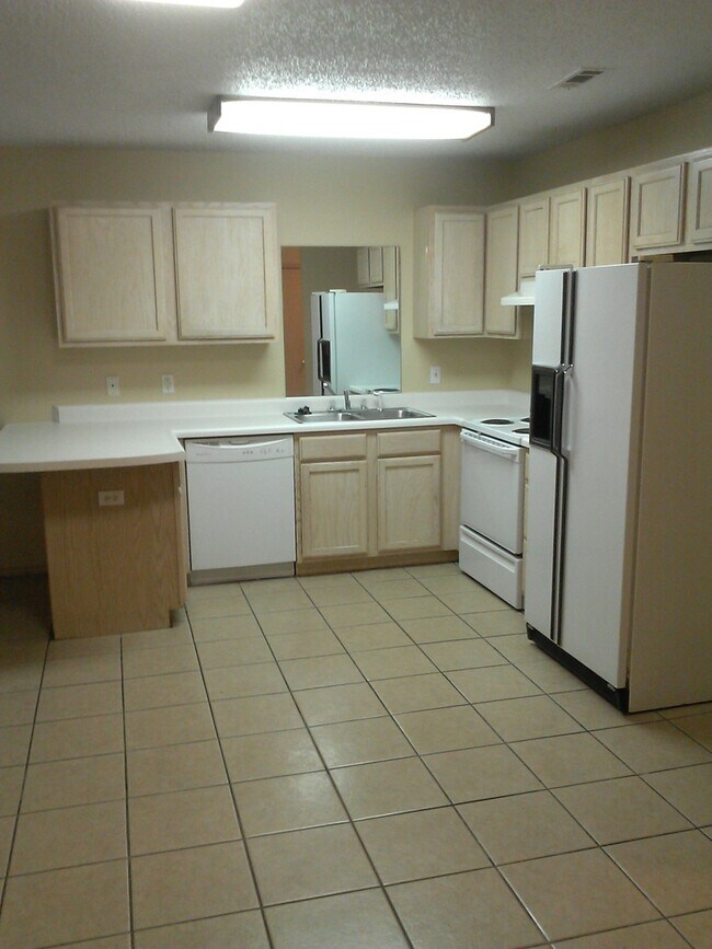 Building Photo - 182-184 Southwinds Drive