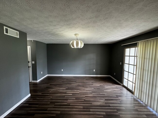 Building Photo - 2 Bedroom Townhome in Jacksonville