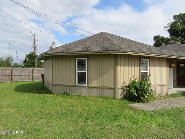 Foto del edificio - 1614 Gainer Ave