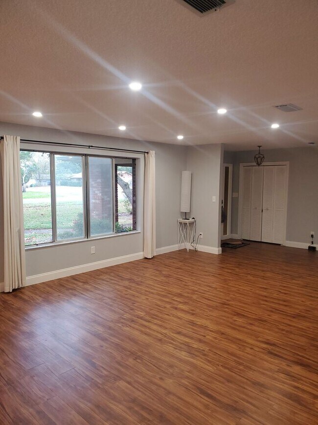 Building Photo - 3 br, 2.5 bath House - 8025 ROWAN COURT