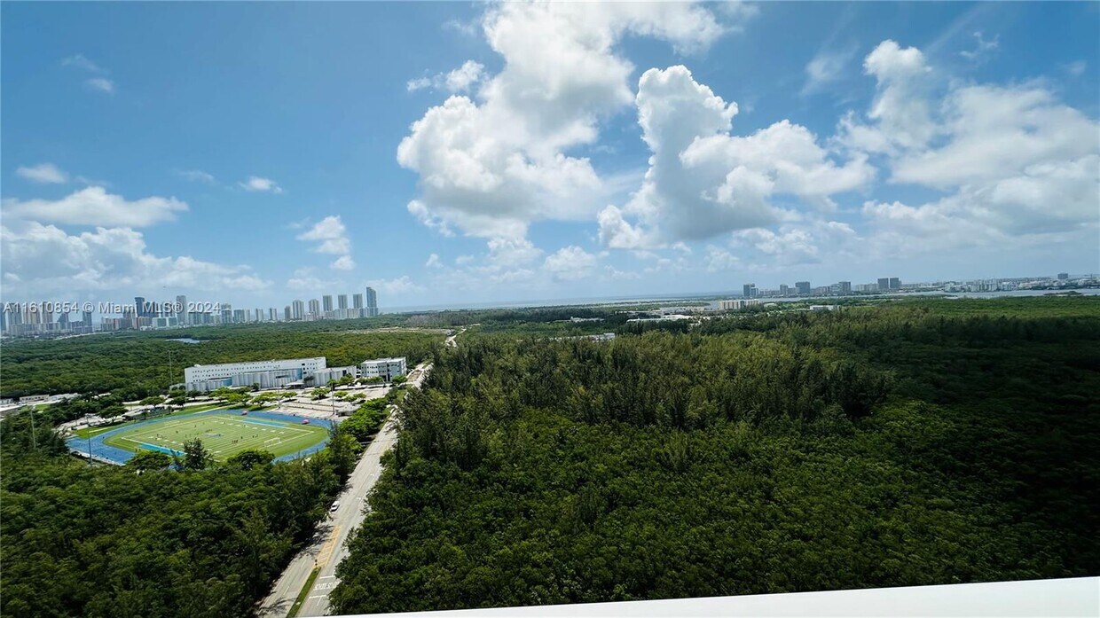Foto del edificio - 15051 Royal Oaks Ln