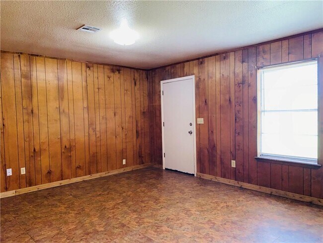 Building Photo - 1300 Johnson St