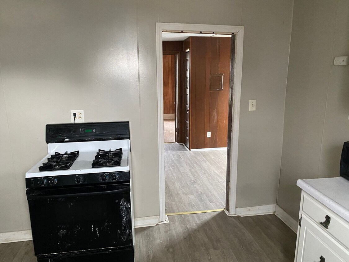 1221 Varland Ave Unit 1221 Varland Ave Upper, Toledo, OH 43605 Room