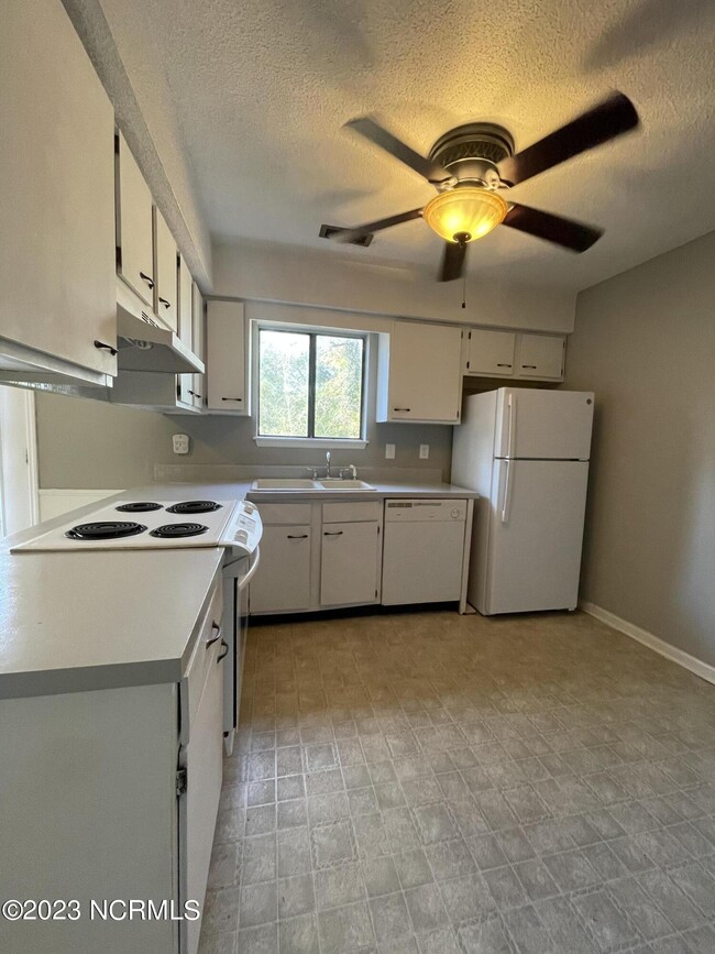 Building Photo - 1002 Stillwood Cir