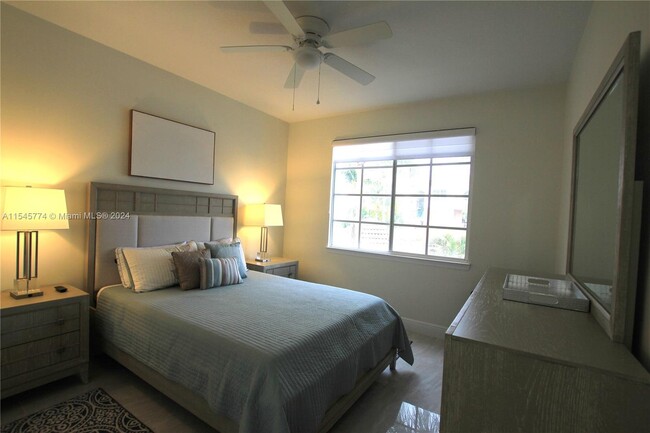 Building Photo - 4206 Myrtlewood Cir E
