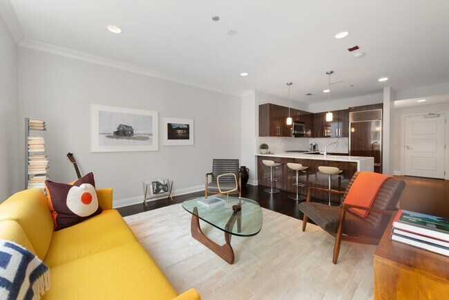 Building Photo - 10 E Delaware Pl