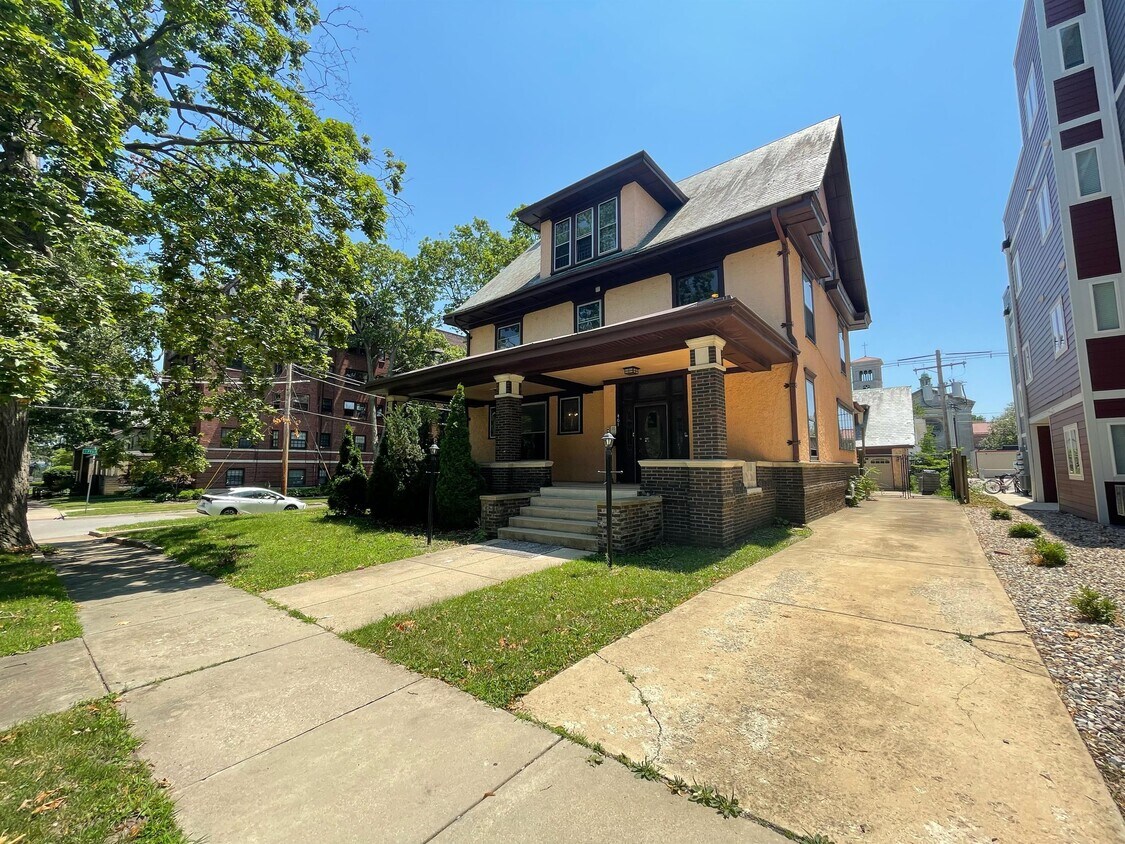 Primary Photo - 401 W University Ave