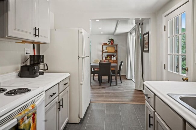 Building Photo - 273 W Carmel Valley Rd