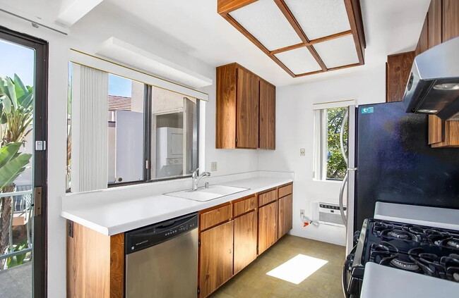 Building Photo - "Charming 1-Bed Retreat in San Diego – Perfectly Cozy 662 sq ft Home!"