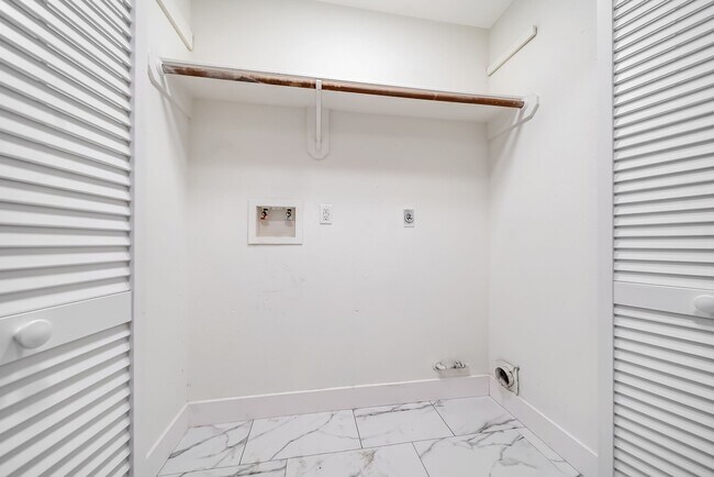 Foto del edificio - 7722 Covington Dr
