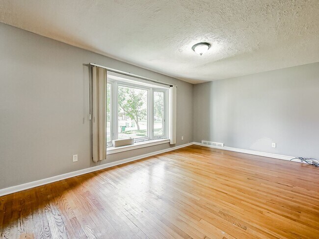 Building Photo - Charming 3-Bedroom Ranch in the Heart of Garden City