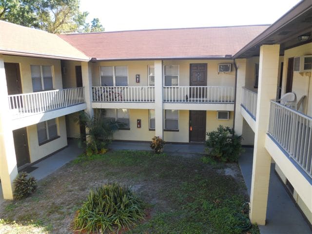 Courtyard - Felicia Villa Apartments