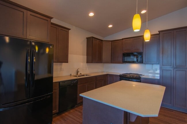Building Photo - Kendall Yards, 2 Bedroom Townhouse, Over-s...