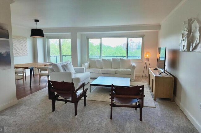 Foto del edificio - 4201 Cathedral Ave NW