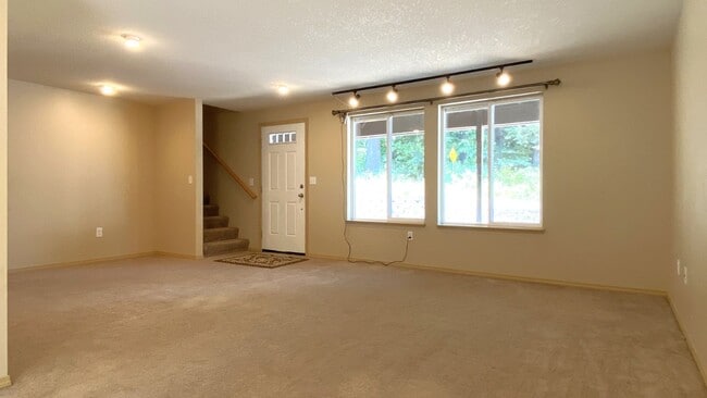 Building Photo - Creek-side Home in Carson