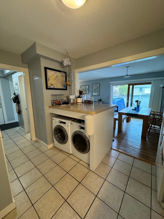 Building Photo - 204 Ledgewood Cir