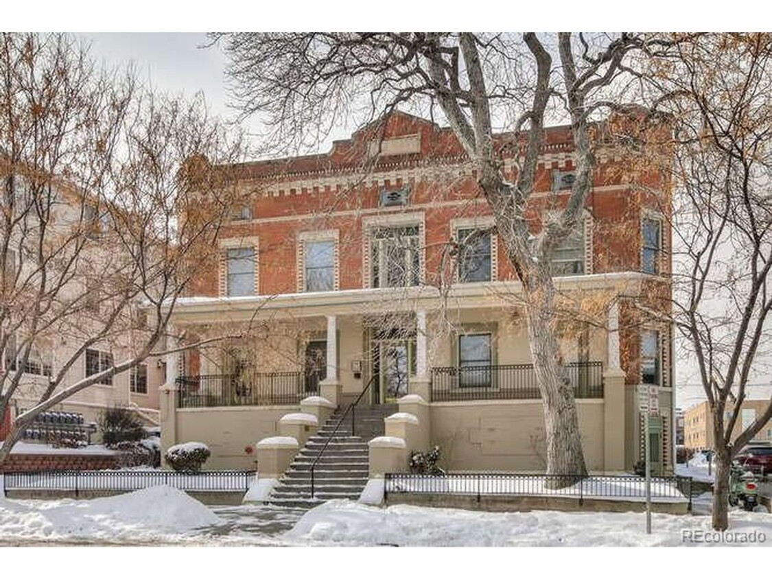 Foto principal - Large windows and exposed brick wall