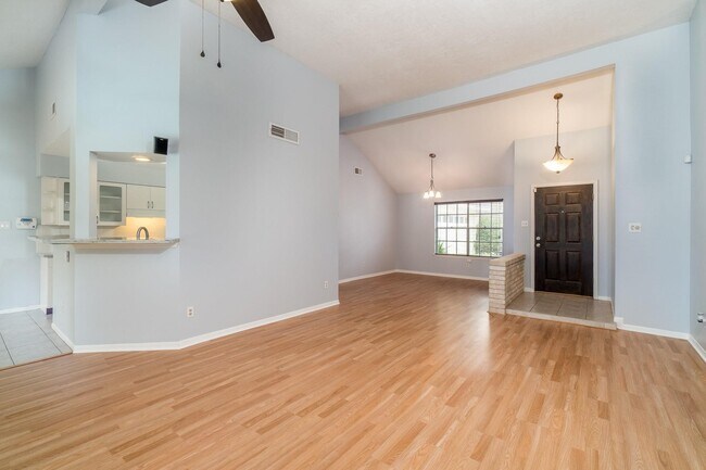 Foto del edificio - 15658 Pebble Lake Dr