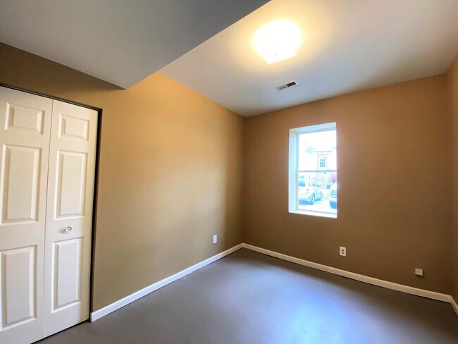 Building Photo - Open concept 2br South Side lower unit