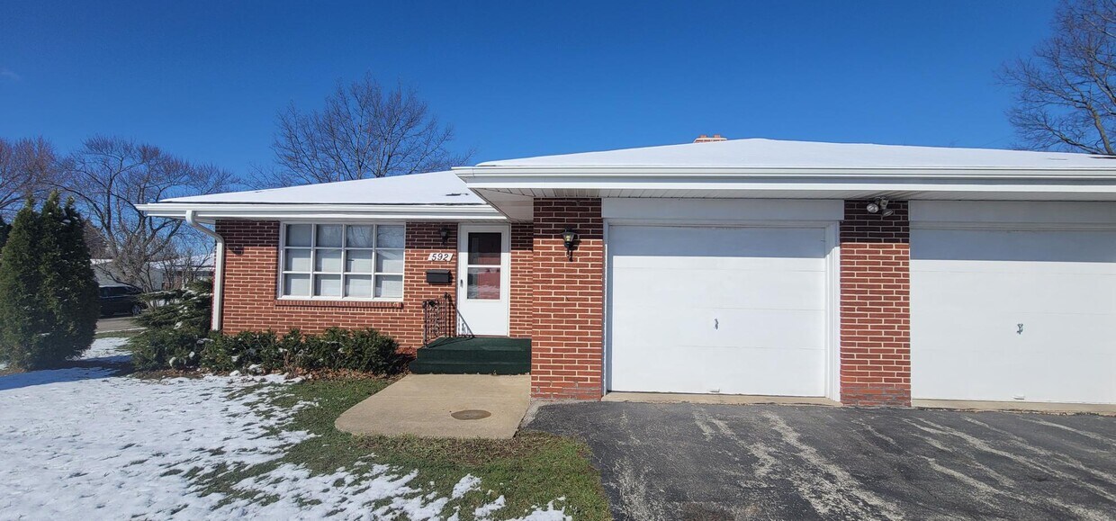 592 Donna Dr, Rockford, IL 61107 Townhome Rentals in Rockford IL