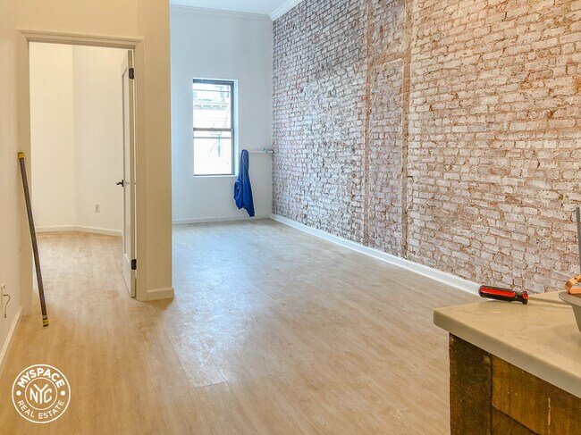 Building Photo - 560 Rogers Ave