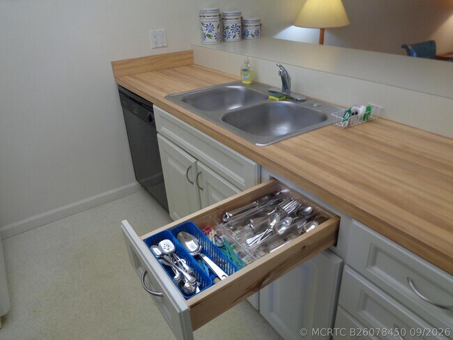 Building Photo - 5527 NE Gulfstream Way