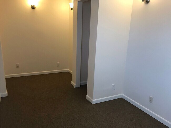 Building Photo - 947