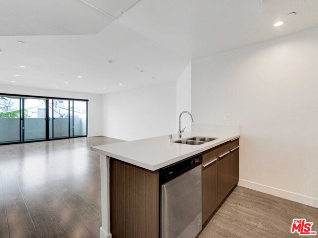 Foto del edificio - 725 N Alfred St