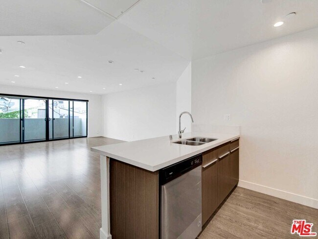 Foto del edificio - 725 N Alfred St